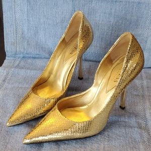 Gold sneak skin pump